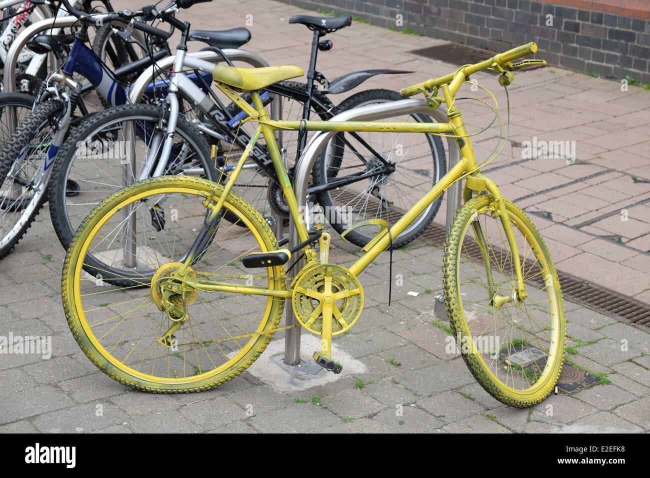 Gelbe Fahrräder in Loughborough Hervorhebung Fahrraddiebstahl und eine visuelle Warnung an die Verbrecher, die die Polizei gerade sind Stockfoto