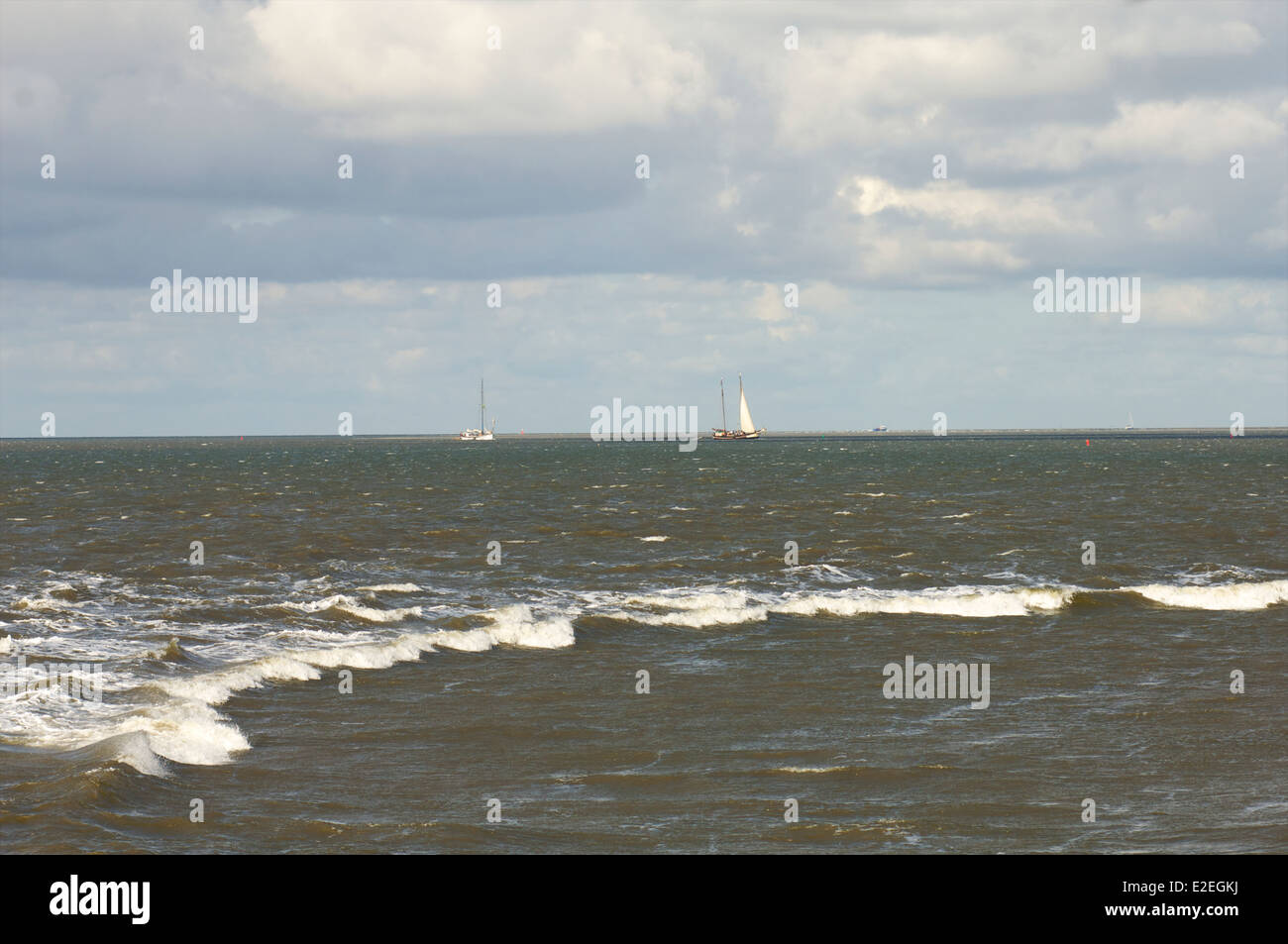 Nordsee und Wattenmeer kommen zusammen in der Nähe der Insel Schiermonnikoog, Friesland, Niederlande Stockfoto