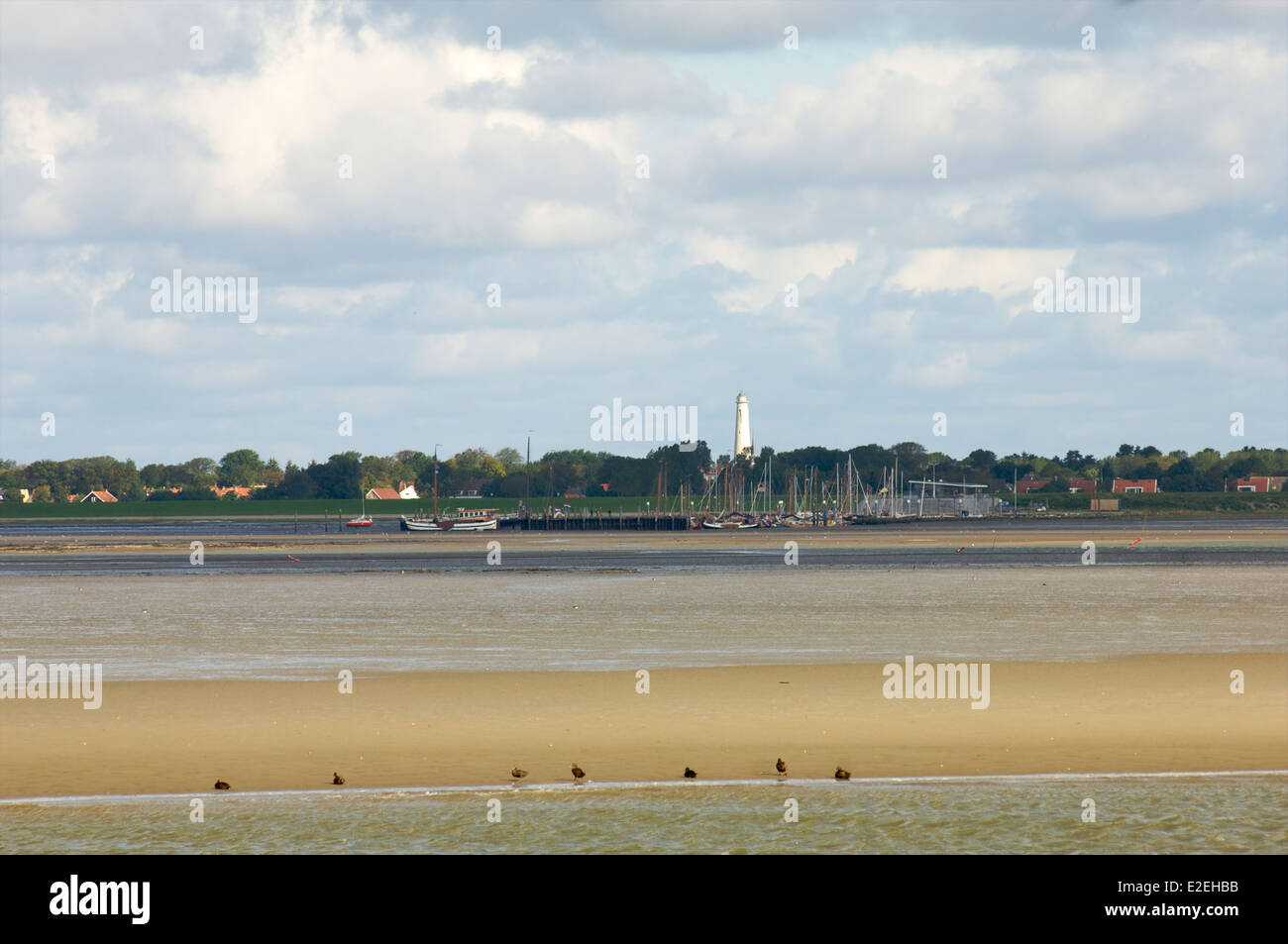 Niedrigwasser im Wattenmeer mit Blick auf zwei Leuchttürme auf der Insel Schiermonnikoog, Friesland, Niederlande Stockfoto