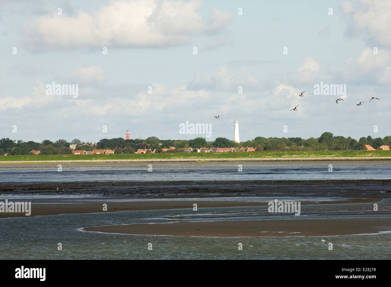 Niedrigwasser im Wattenmeer mit Blick auf zwei Leuchttürme auf der Insel Schiermonnikoog, Friesland, Niederlande Stockfoto