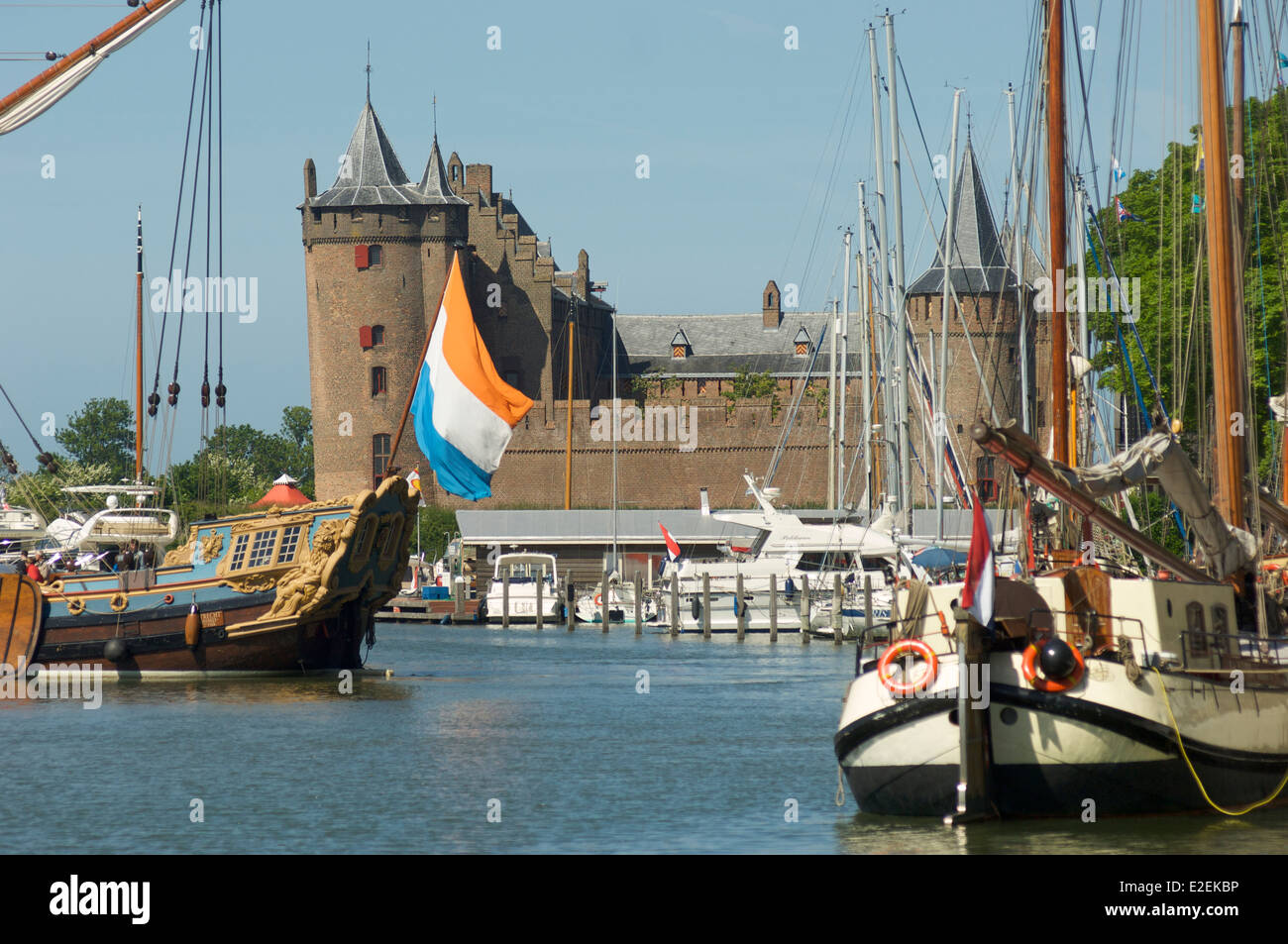 Der Hafen in Muiden mit Muiderslot Burg im Hintergrund, Niederlande Stockfoto