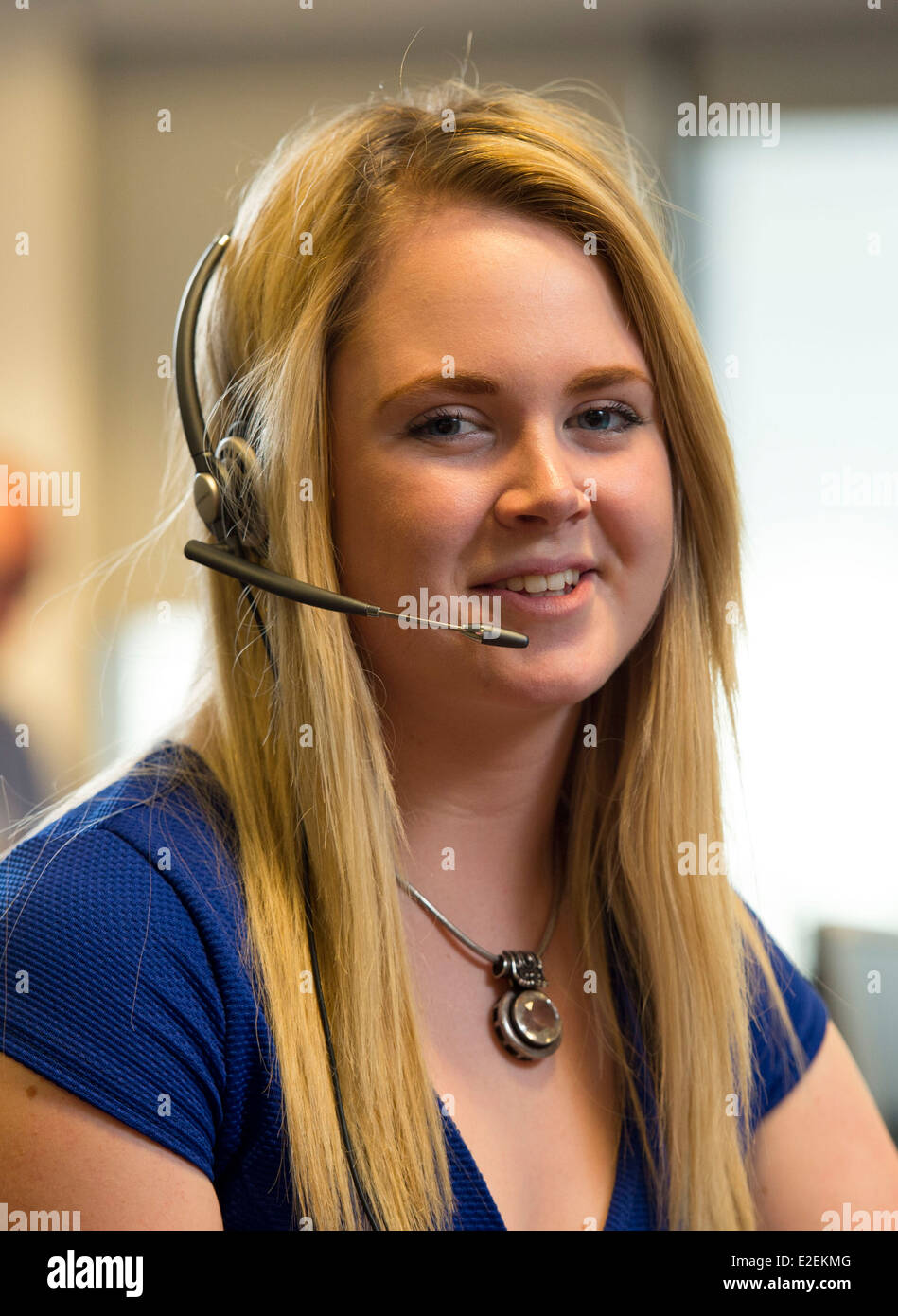 Ein blonde weibliche Call Center Arbeiter bei der Arbeit. Stockfoto