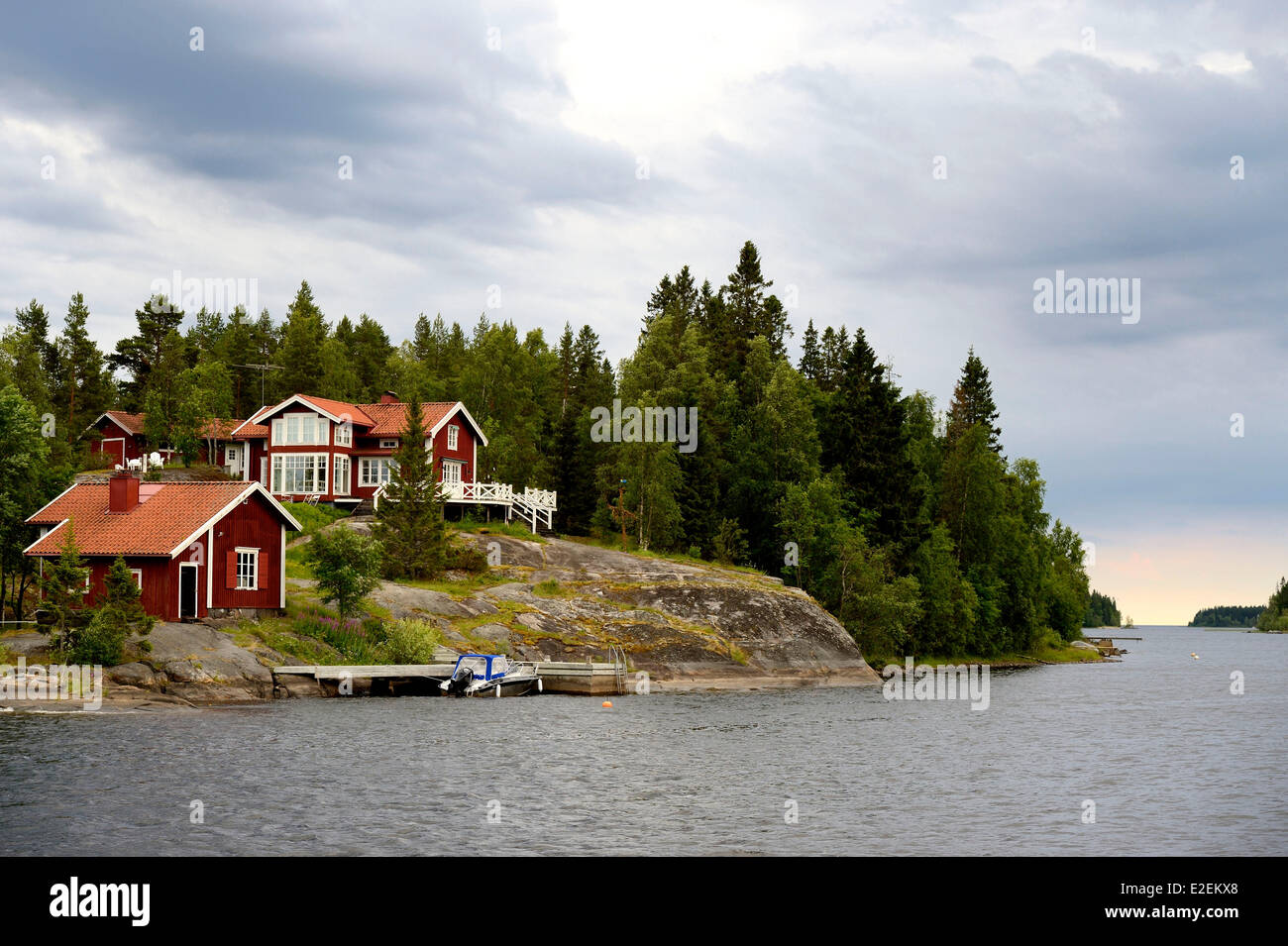 Schweden, Grafschaft Vasterbotten, Umea, Europäische Kulturhauptstadt 2014 Holzhaus entlang des Flusses Ume (UmeΣlven) Stockfoto