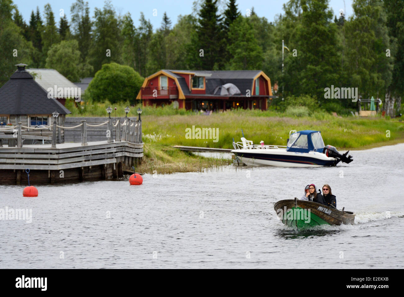 Schweden, Grafschaft Vasterbotten, Umea, Europäische Kulturhauptstadt 2014 Boot steigen die Ume-Fluss (UmeΣlven) und Holzhaus Stockfoto