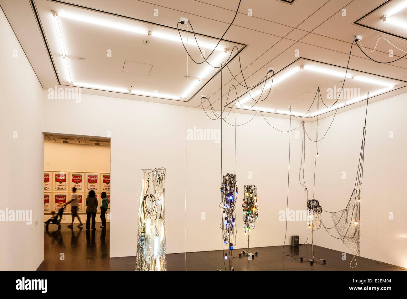 Deutschland, Hamburg, Kunthalle, Kunstmuseum, Werk des Künstlers aus dem Jahr 2007 Haegue Yang mit dem Hintergrundbild von Andy Warhol Stockfoto