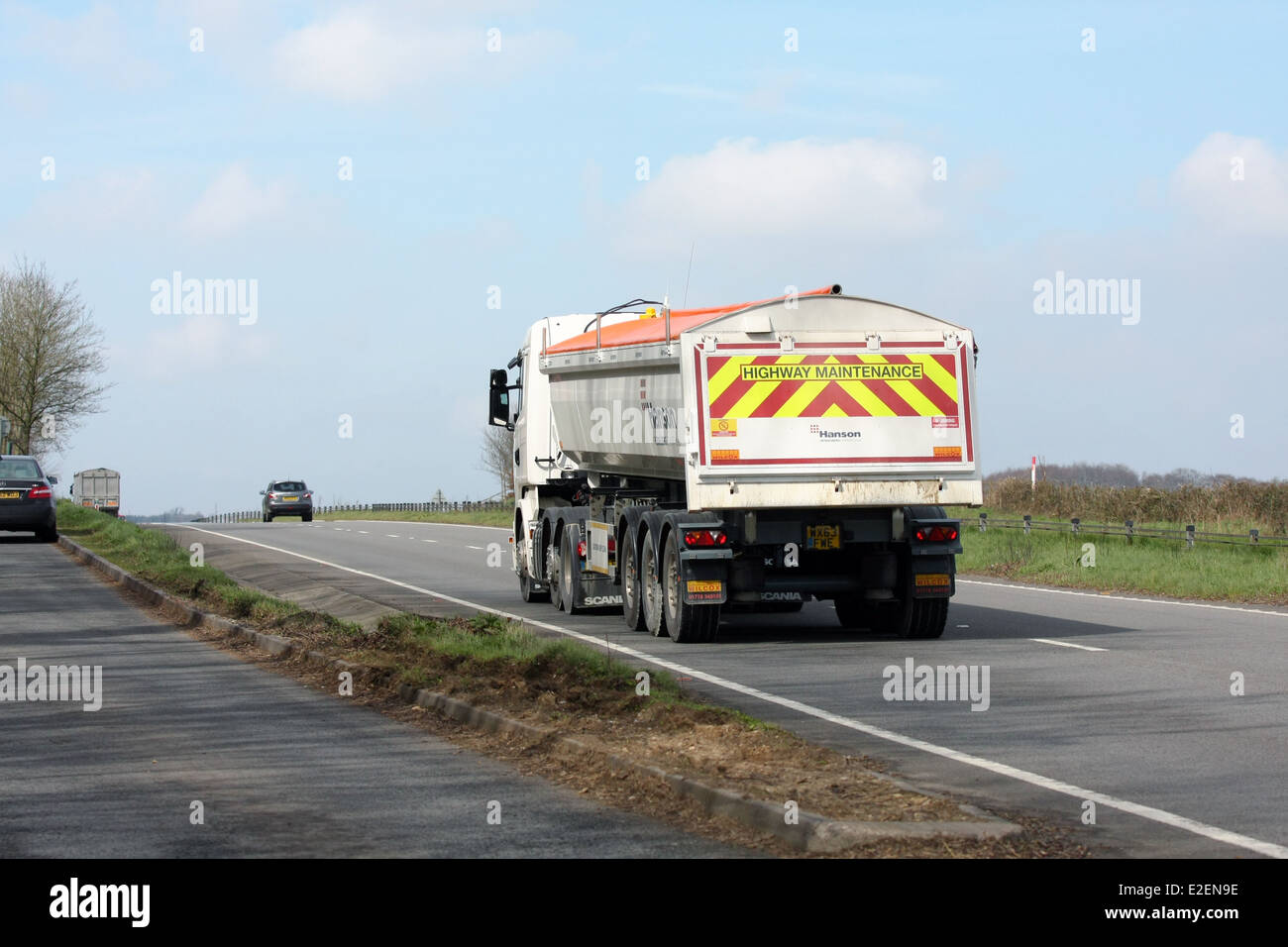 Eine Wartung der Autobahnen artikuliert LKW Reisen entlang der Schnellstraße A417 in Cotswolds, England Stockfoto