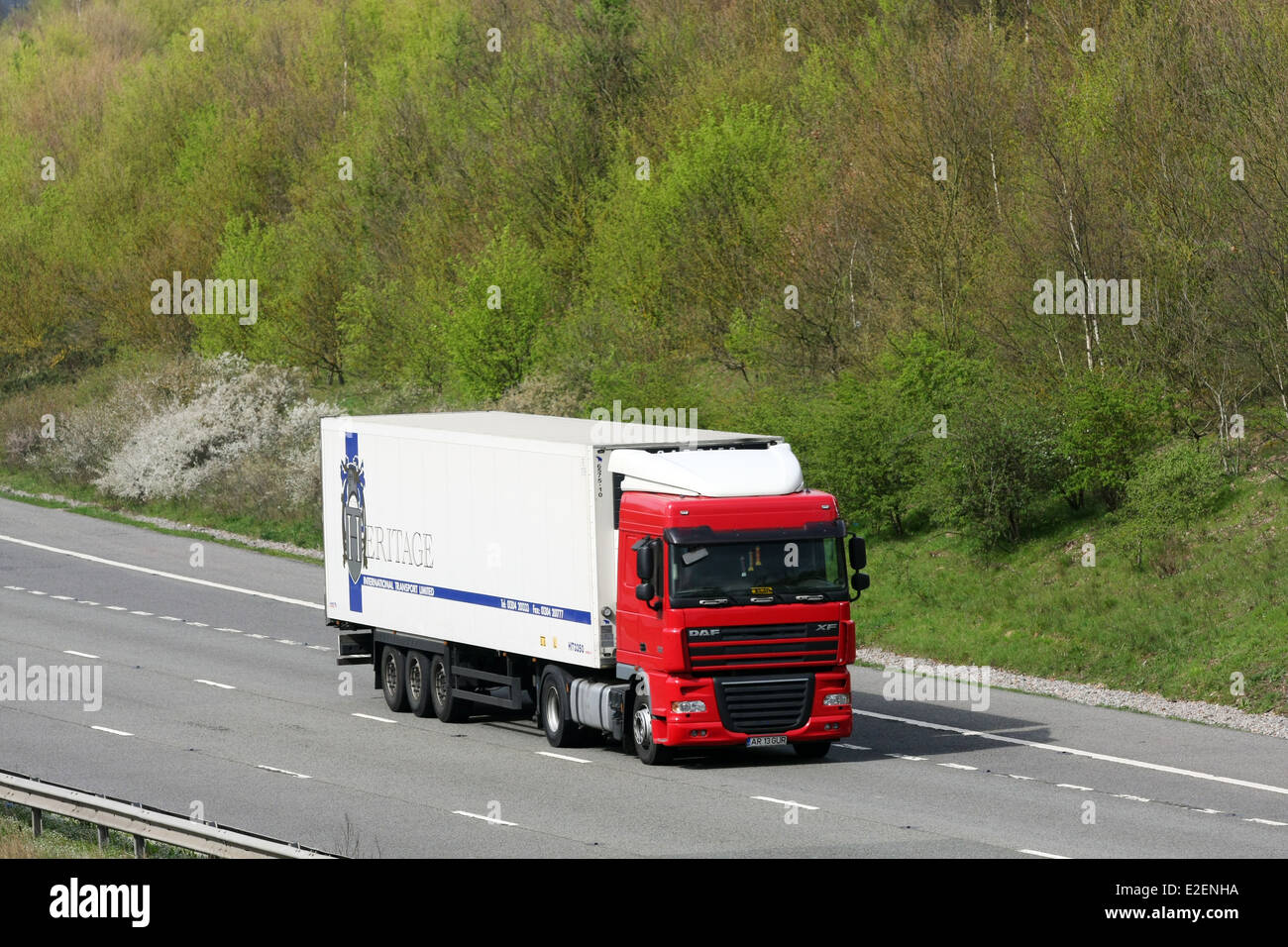 Eine ausländische Lkw schleppen einen Erbe International Transport-Anhänger auf der Autobahn M20 in Kent, England Stockfoto