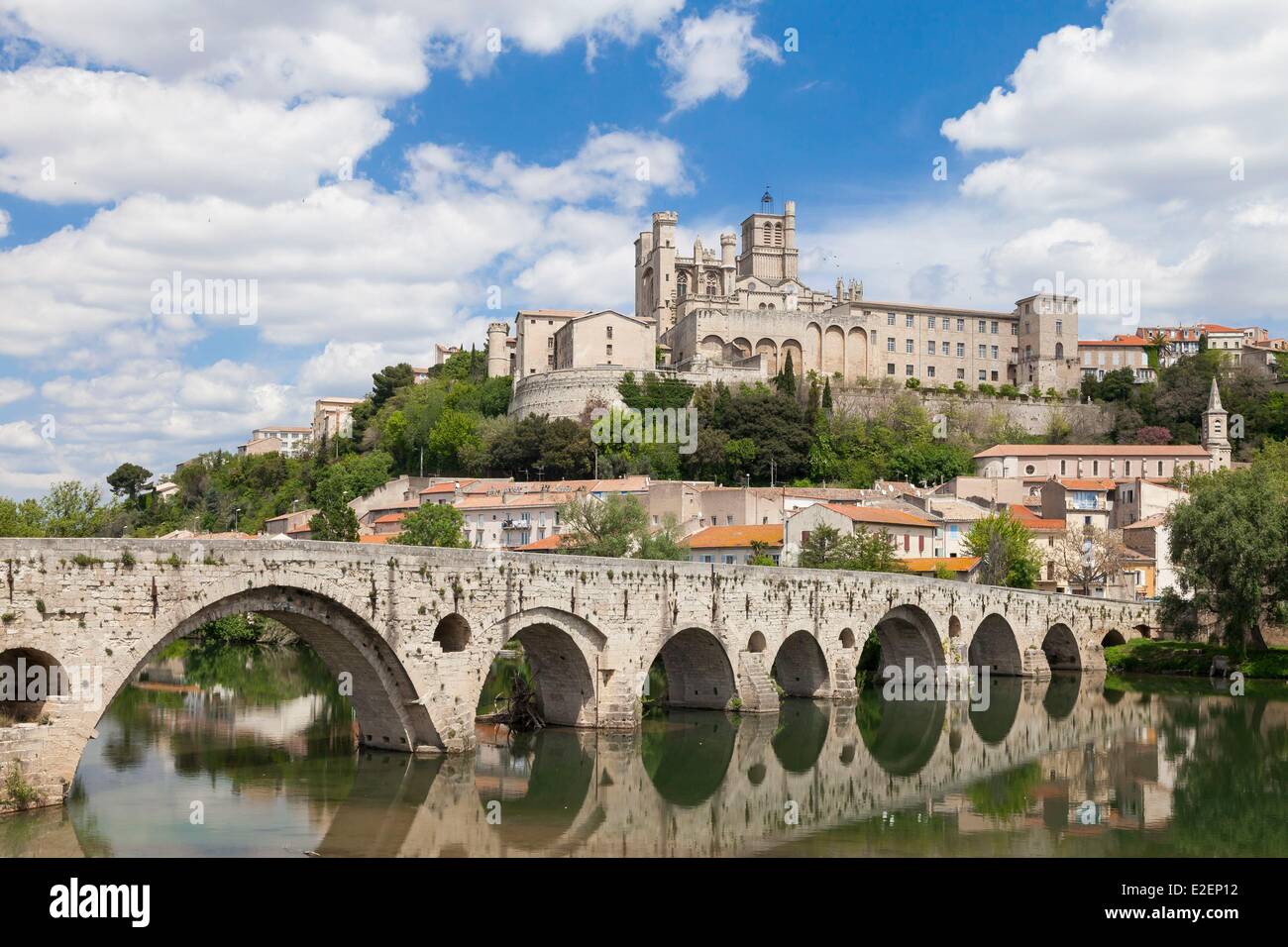 Frankreich, Herault, Beziers, die alte Brücke und die Kathedrale Saint-Nazaire und Saint-Celse Stockfoto