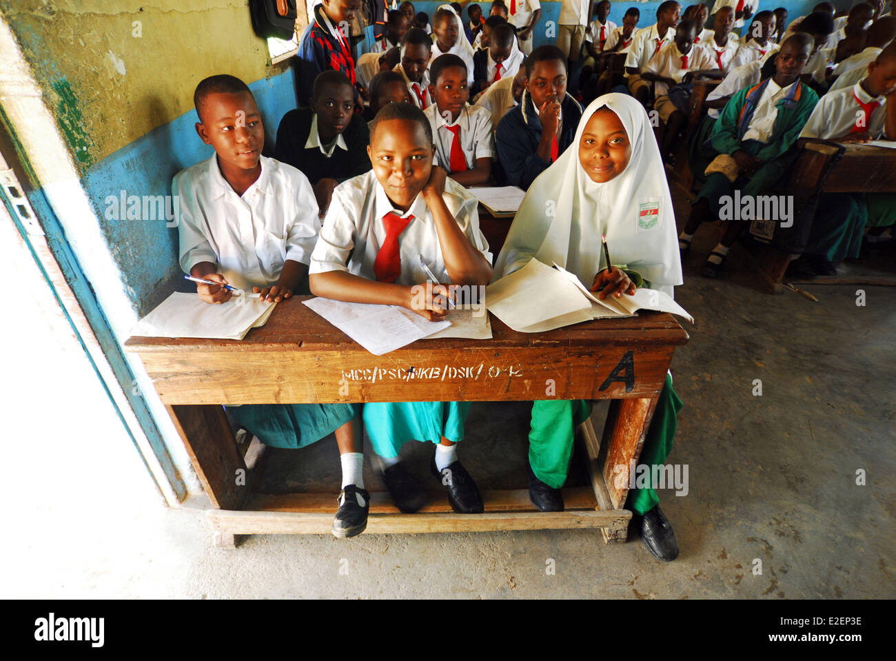 Tansania, Mwanza Region, Mwanza, muslimischen und christlichen Grundschule Schüler im Klassenzimmer Stockfoto