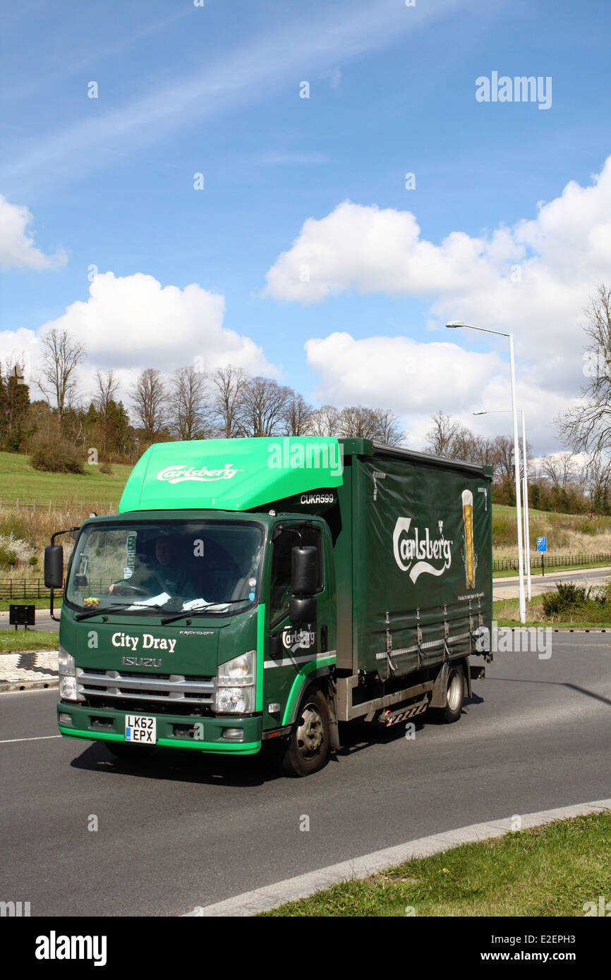 Ein Carlsberg Curtainsided LKW Reisen rund um einen Kreisverkehr in Coulsdon, Surrey, England Stockfoto