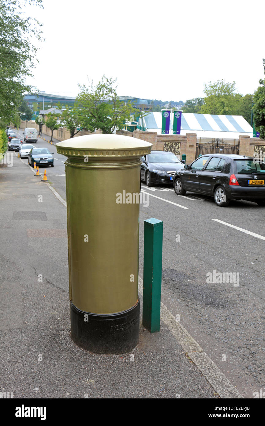 Wimbledon, SW19, London, England UK. 19. Juni 2014. Das Turnier beginnt am Montag, 23. Juni mit Andy Murray erstmals auf dem Centre Court versuchen, seinen Titel zu verteidigen. Dies ist der Briefkasten mit Blick auf die All England Club Gold lackiert um Murray gewann die Herren-Einzel-gold-Medaille für Tennis bei den Olympischen Spielen London 2012 zu feiern. Bildnachweis: Julia Gavin/Alamy Live-Nachrichten Stockfoto