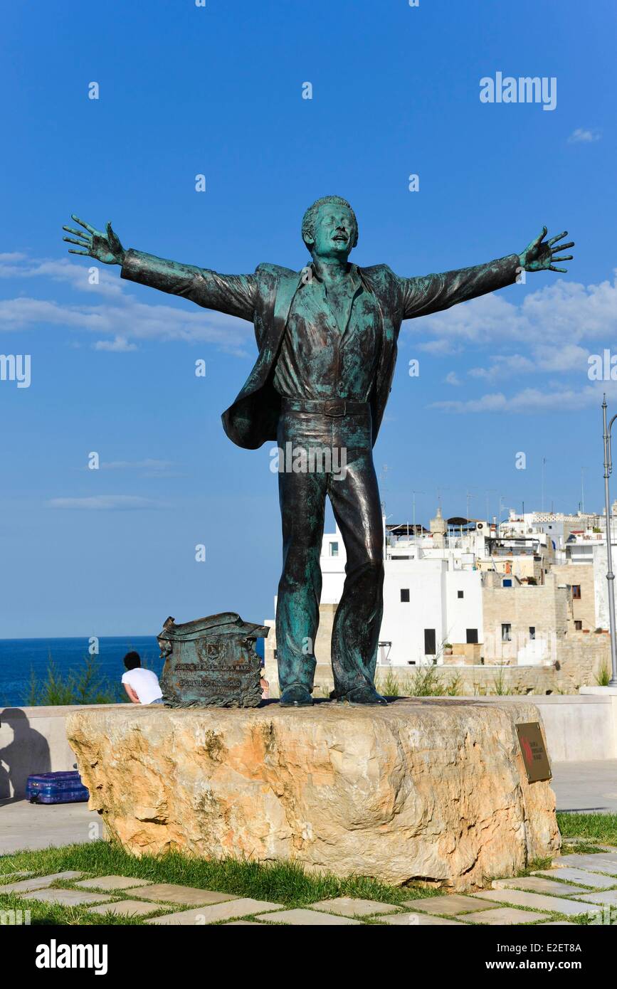 Italien Apulien Bari Provinz Polignano Eine Stute Statue Des Sangers Und Der Italienische Komponist Domenico Modugno Stammt Aus Der Stadt Und Stockfotografie Alamy
