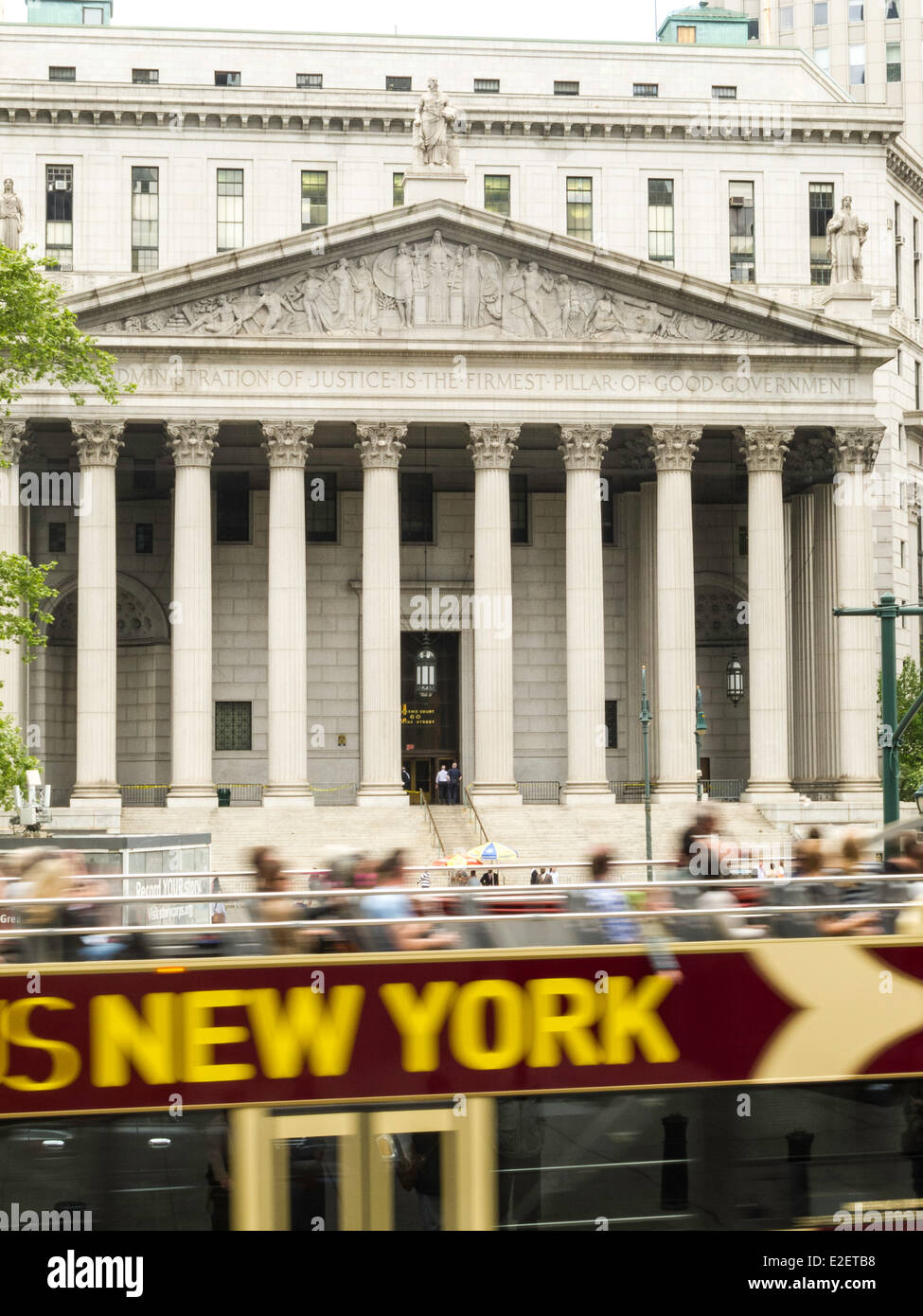 New York State Supreme Court Building und doppelte Decker Tourbus, 60 Centre Street, NYC Stockfoto