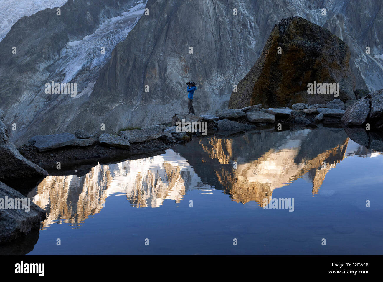 Haute Savoie, Frankreich, Chamonix-Mont-Blanc, Reflexion des Dent du Géant (4013m) am refuge du Couvercle Stockfoto