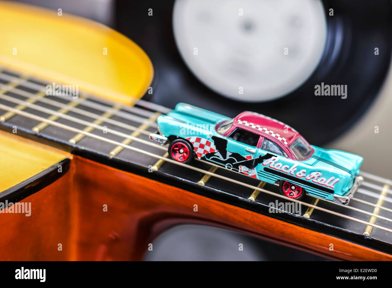 Rock & Roll-Auto-Miniatur-Spielzeug an der Gitarre Stockfoto Rock & Roll-Auto-Miniatur-Spielzeug an der Gitarre Stockfoto