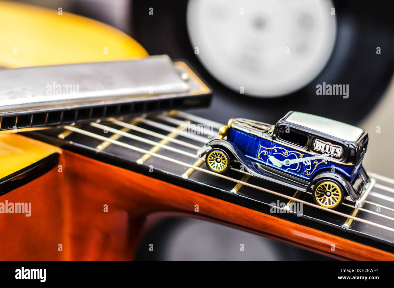 Blues-Auto-Miniatur-Spielzeug an der Gitarre Stockfoto