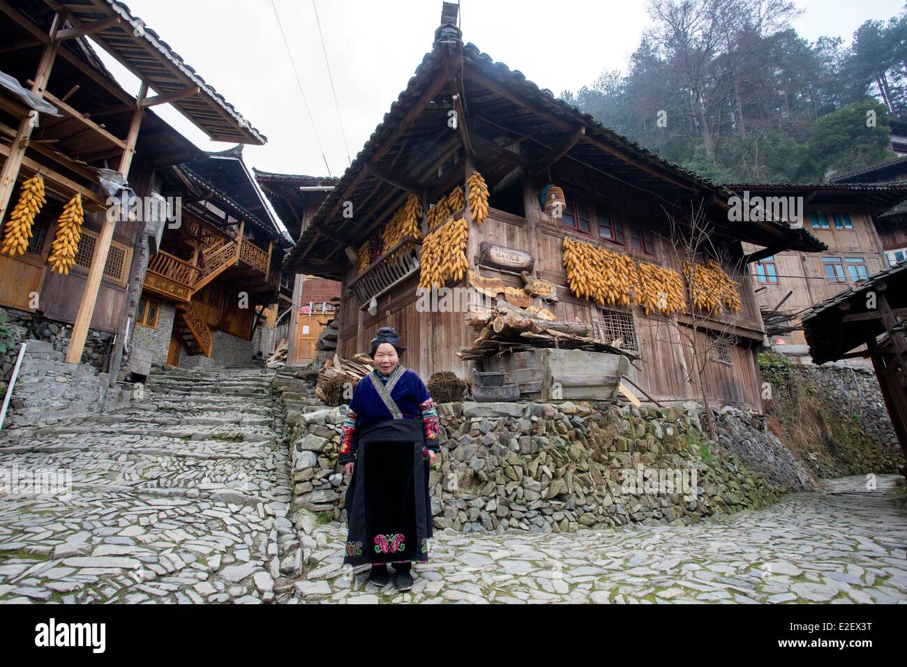 China, Guizhou Provinz, Langde, langen Rock Miao Leute in traditioneller Tracht Stockfoto