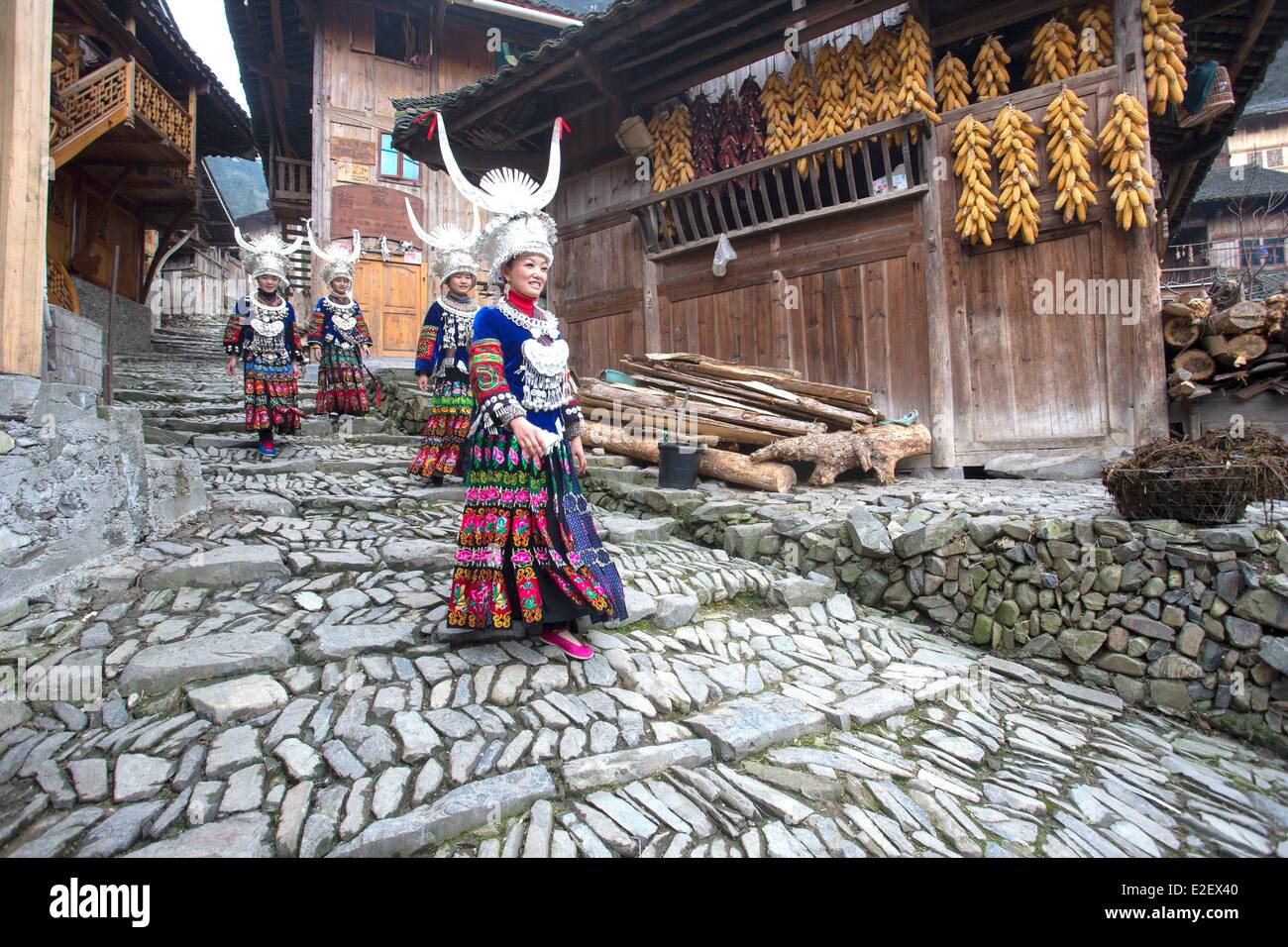 China, Guizhou Provinz, Langde, langen Rock Miao Leute in traditioneller Tracht Stockfoto