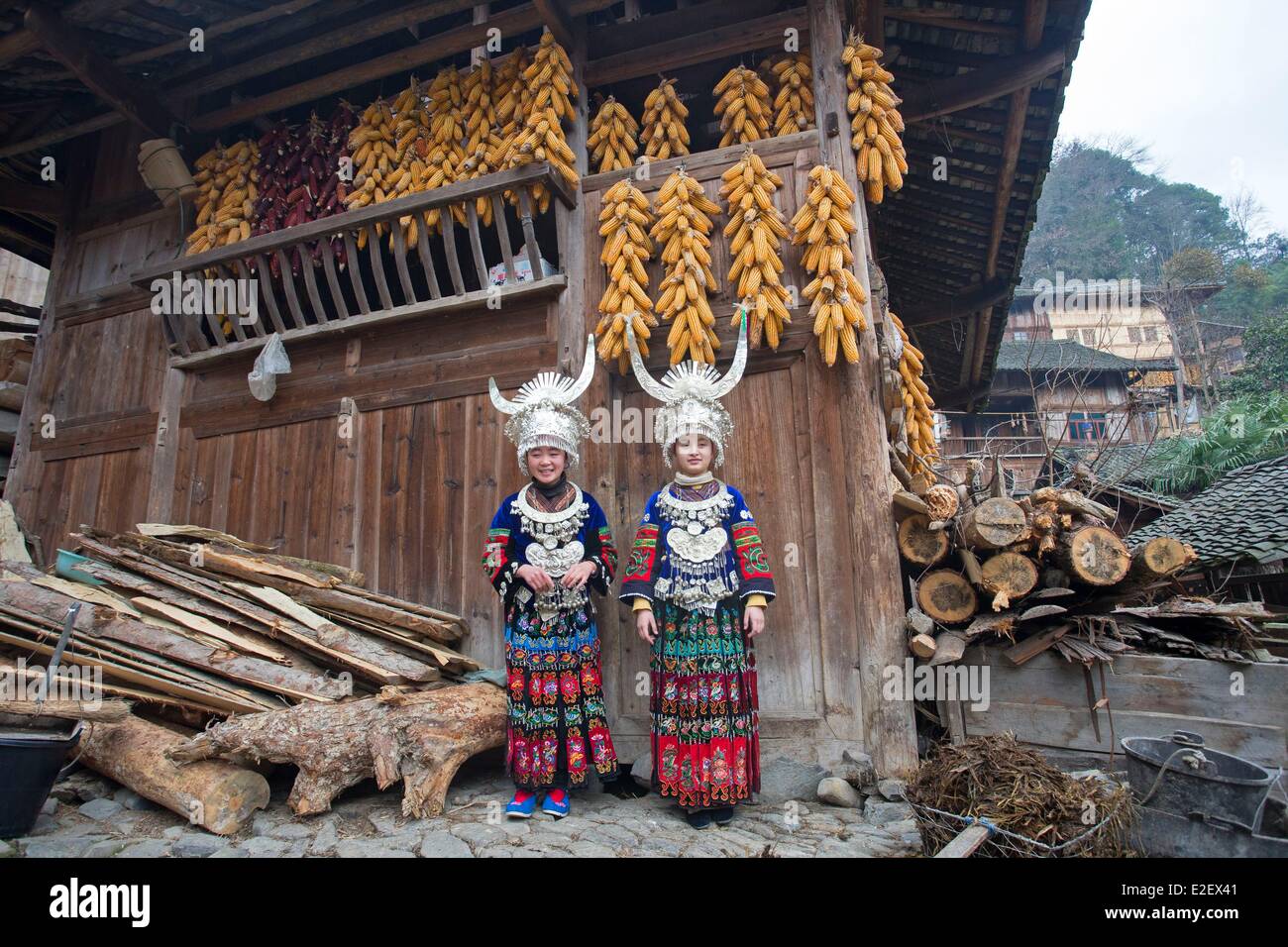 China, Guizhou Provinz, Langde, langen Rock Miao Leute in traditioneller Tracht Stockfoto