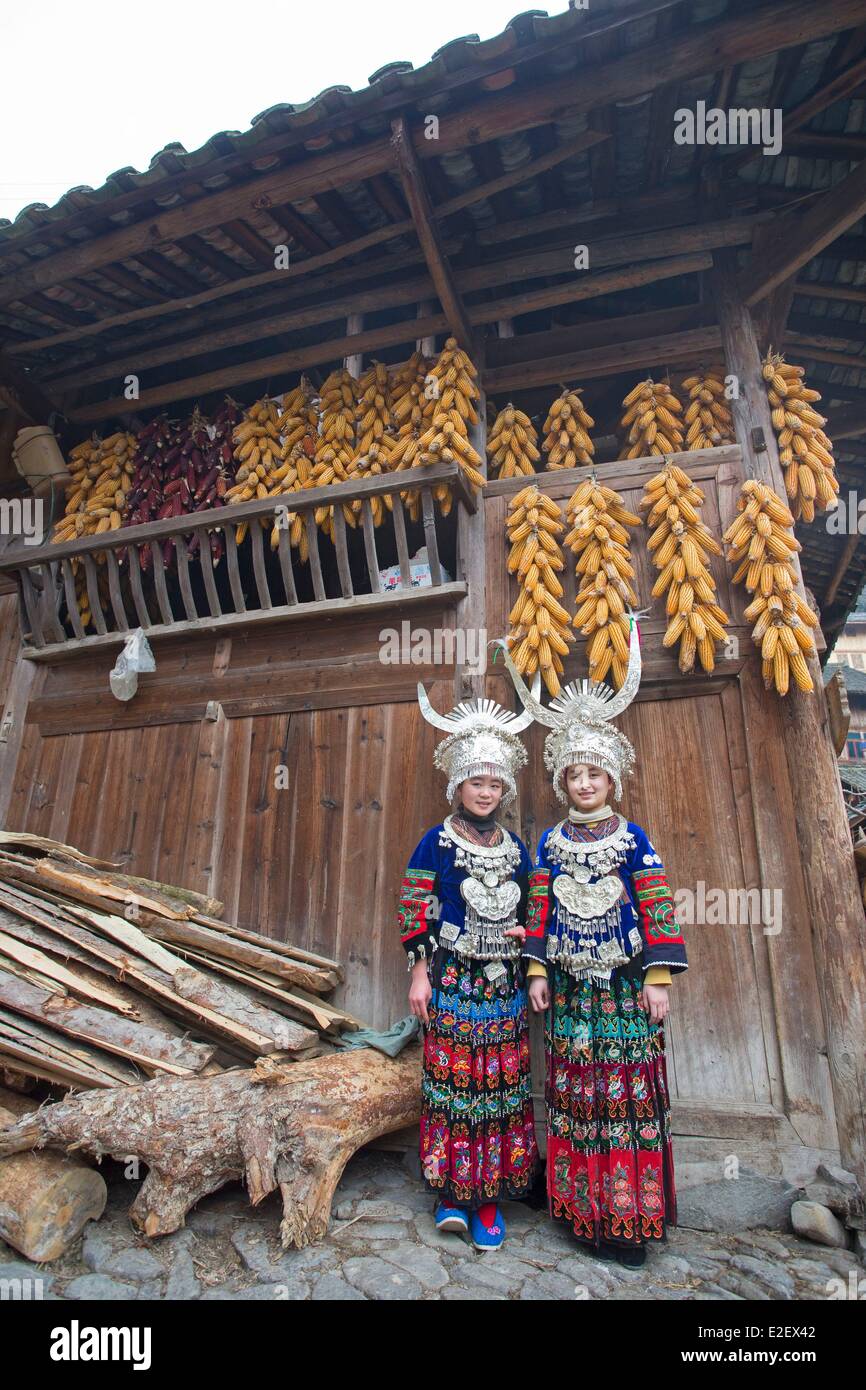 China, Guizhou Provinz, Langde, langen Rock Miao Leute in traditioneller Tracht Stockfoto