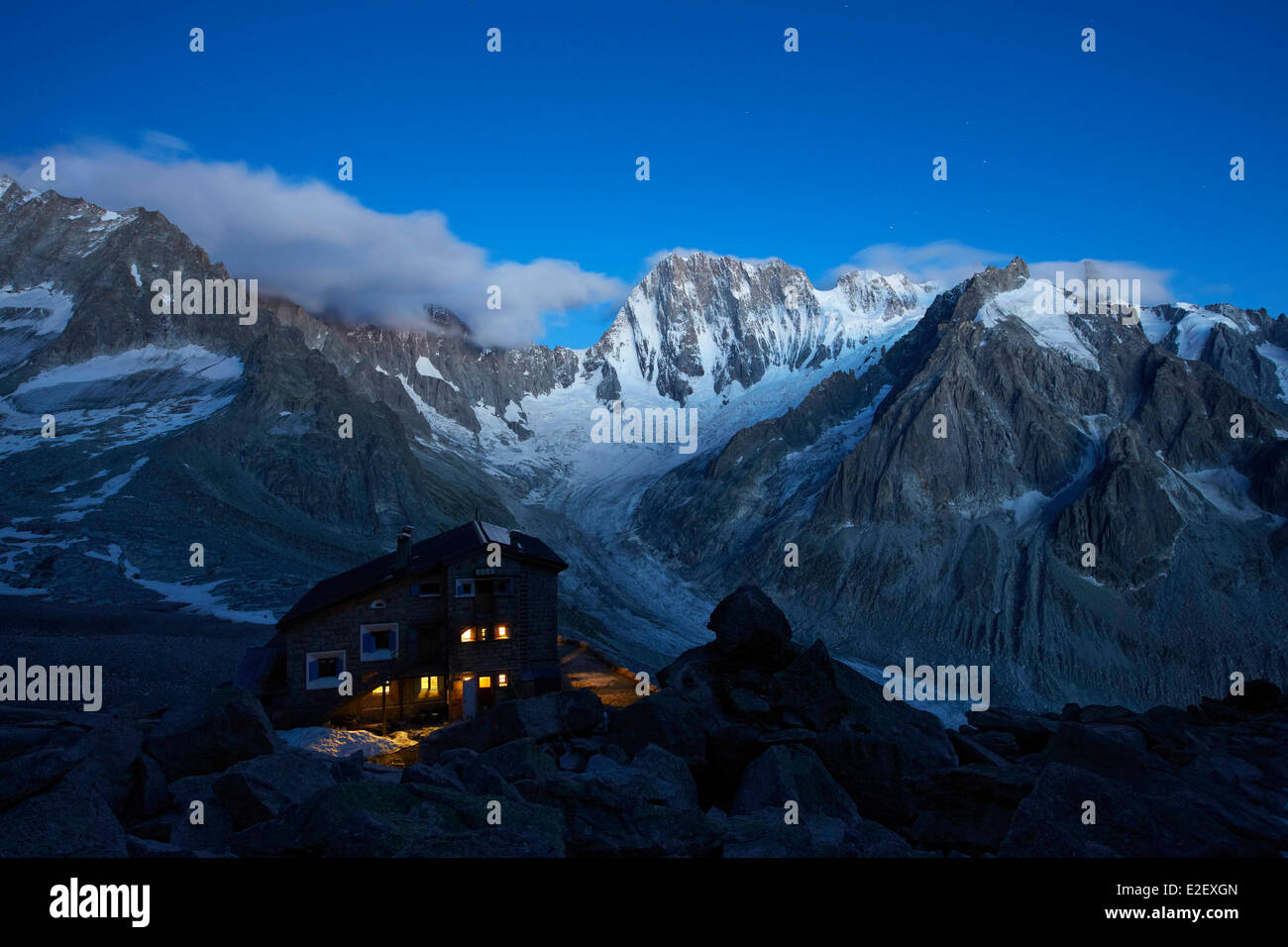 Frankreich, Haute Savoie, Chamonix, Grandes Jorasses (4208m) und das Refuge du Couvercle, Mont-Blanc-Massiv Stockfoto