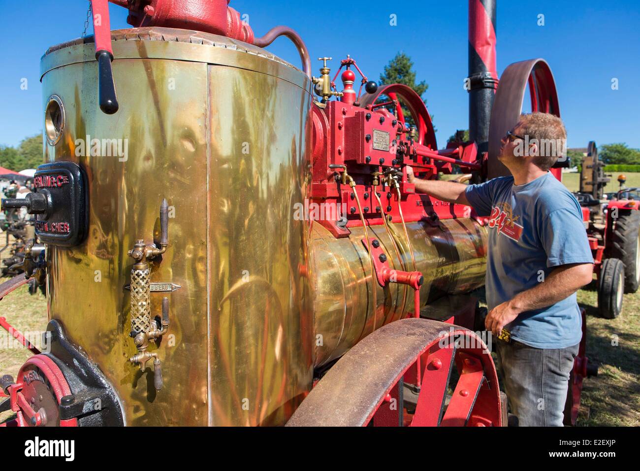Frankreich, Dordogne, Périgord Pourpre, Saint Avit Senieur Dampf Dreschmaschine mit Dreschen fete Stockfoto
