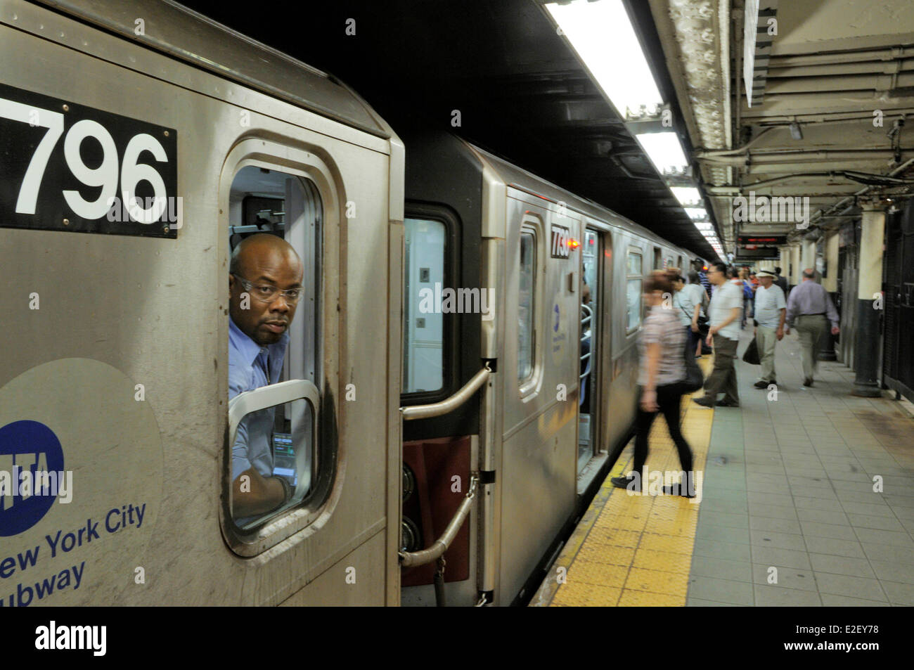 Vereinigte Staaten, New York, u-Bahnstation in New York 86th Street, Passagiere auf der Plattform Stockfoto