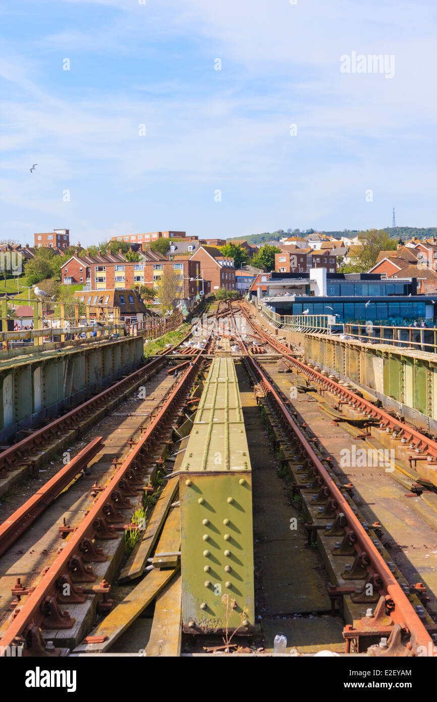 Die alte Hafenbrücke von Folkestone führt zum Hafenbahnhof Kent, Großbritannien Stockfoto