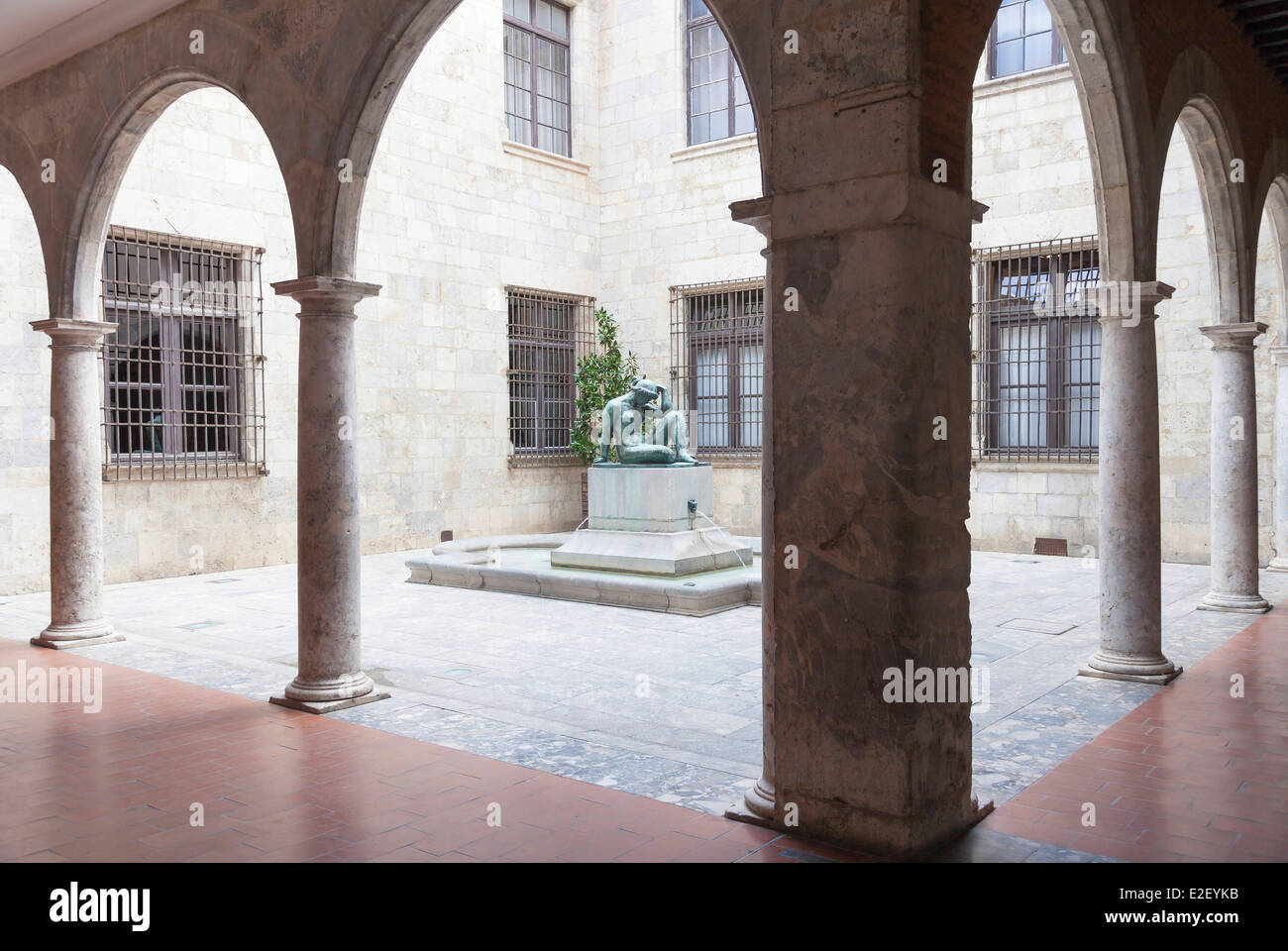 Frankreich Pyrenäen Orientales Perpignan Mittelmeer Bronze-Skulptur von Maillol im Arkadenhof des Rathauses Stockfoto