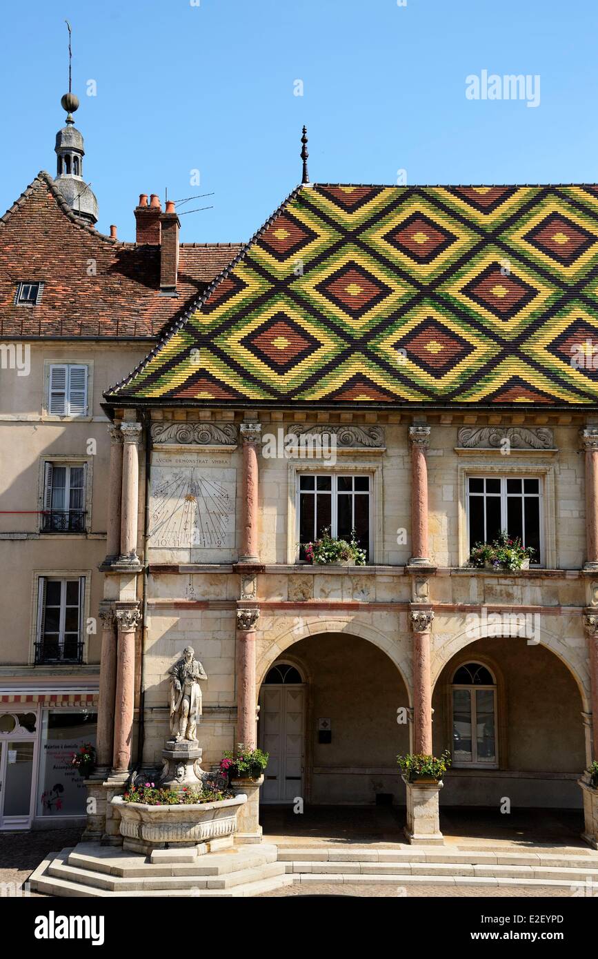 Frankreich Haute Saone grau Rathaus des 15. Jahrhunderts Sonnenuhr Daches mit lackierten Fliesen Statue des Malers F. Desvoge durch Stockfoto