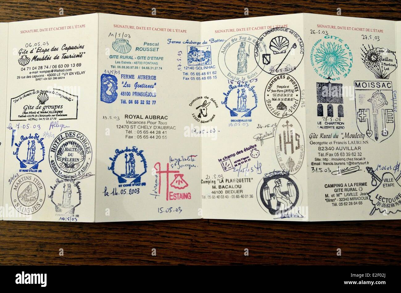 Frankreich, Haute Saone, Hericourt, Chemin de Saint Jacques de Compostela, eine Pilger-Anmeldeinformationen mit verschiedenen Briefmarken Schritte Stockfoto