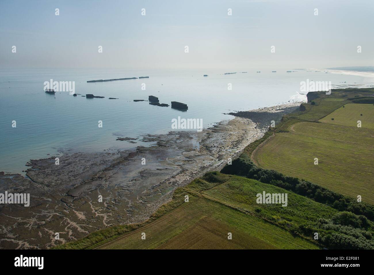 Frankreich, Calvados, Arromanches-Les-Bains, Mulberry B bleibt, Port Winston, Phoenix Wellenbrecher (Luftbild) Stockfoto