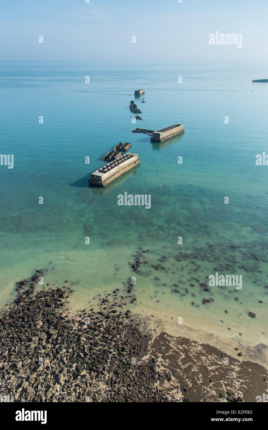 Frankreich, Calvados, Arromanches-Les-Bains, Mulberry B bleibt, Port Winston, Phoenix Wellenbrecher (Luftbild) Stockfoto