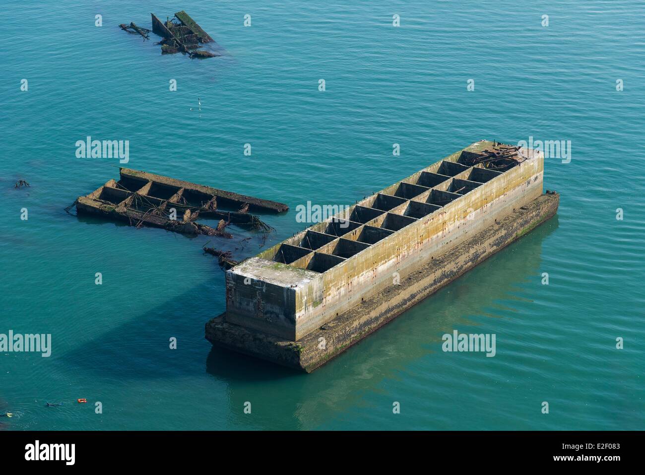 Frankreich, Calvados, Arromanches-Les-Bains, Mulberry B bleibt, Port Winston, Phoenix Wellenbrecher (Luftbild) Stockfoto