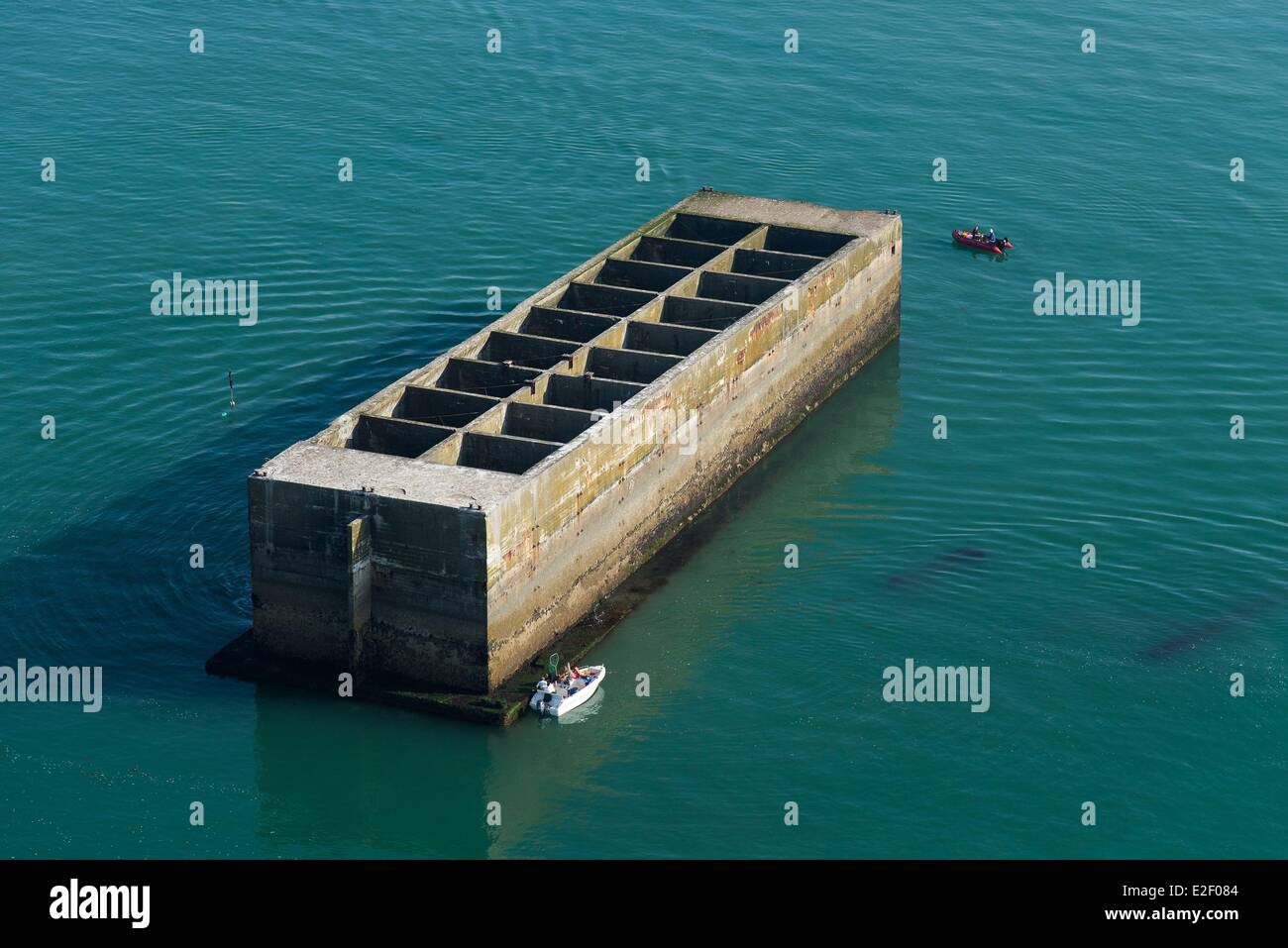 Frankreich, Calvados, Arromanches-Les-Bains, Mulberry B bleibt, Port Winston, Phoenix Wellenbrecher (Luftbild) Stockfoto