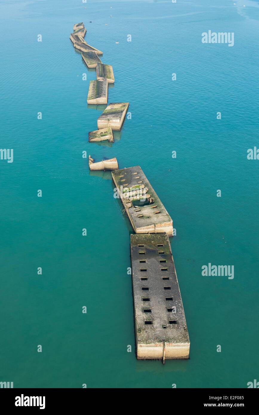 Frankreich, Calvados, Arromanches-Les-Bains, Mulberry B bleibt, Port Winston, Phoenix Wellenbrecher (Luftbild) Stockfoto