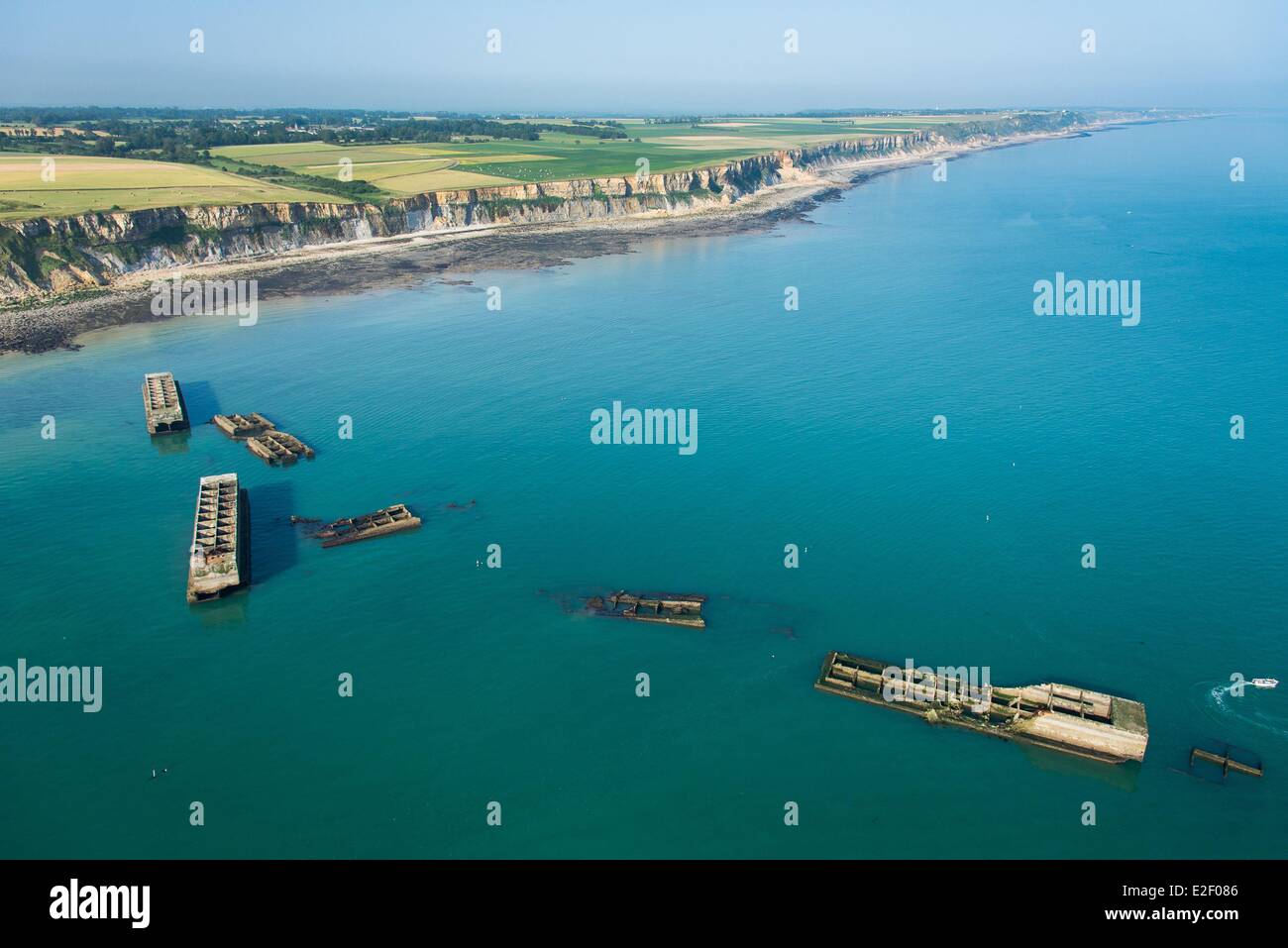 Frankreich, Calvados, Arromanches-Les-Bains, Mulberry B bleibt, Port Winston, Phoenix Wellenbrecher (Luftbild) Stockfoto