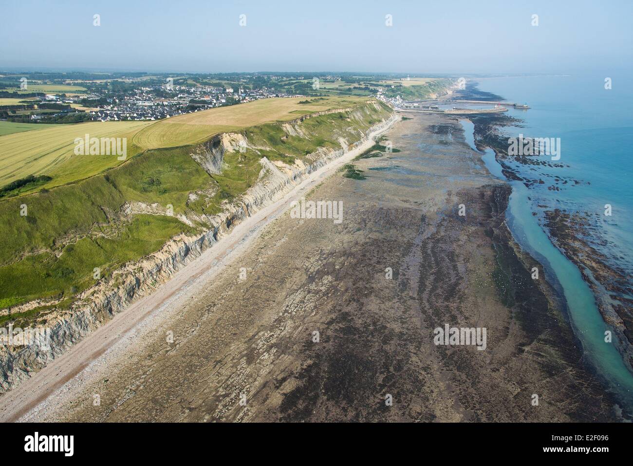 Frankreich, Calvados, fliesst, die Klippen und den Strand (Luftbild) Stockfoto