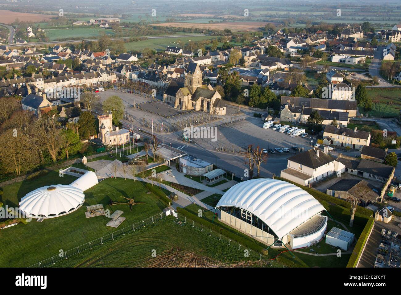 Frankreich, Manche, bloße Eglise Sainte, Musee Airborne, Luftlandetruppen Museum, gewölbte Dächer Fallschirm (Luftbild) Stockfoto