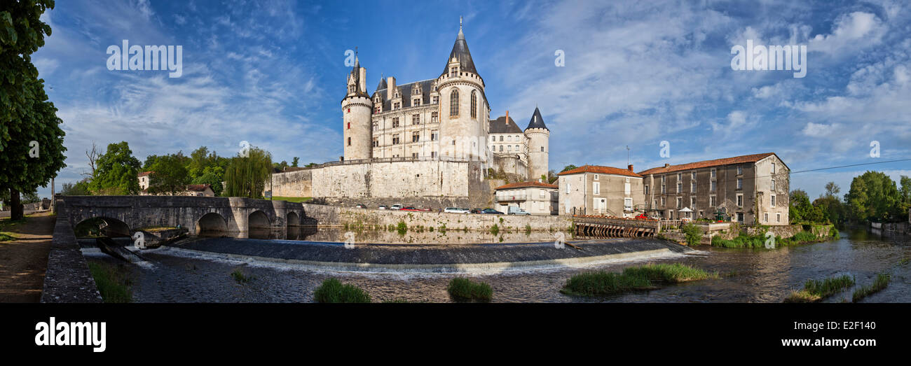 Frankreich, Charente, La Rochefoucauld, Panoramablick auf die Burg Stockfoto