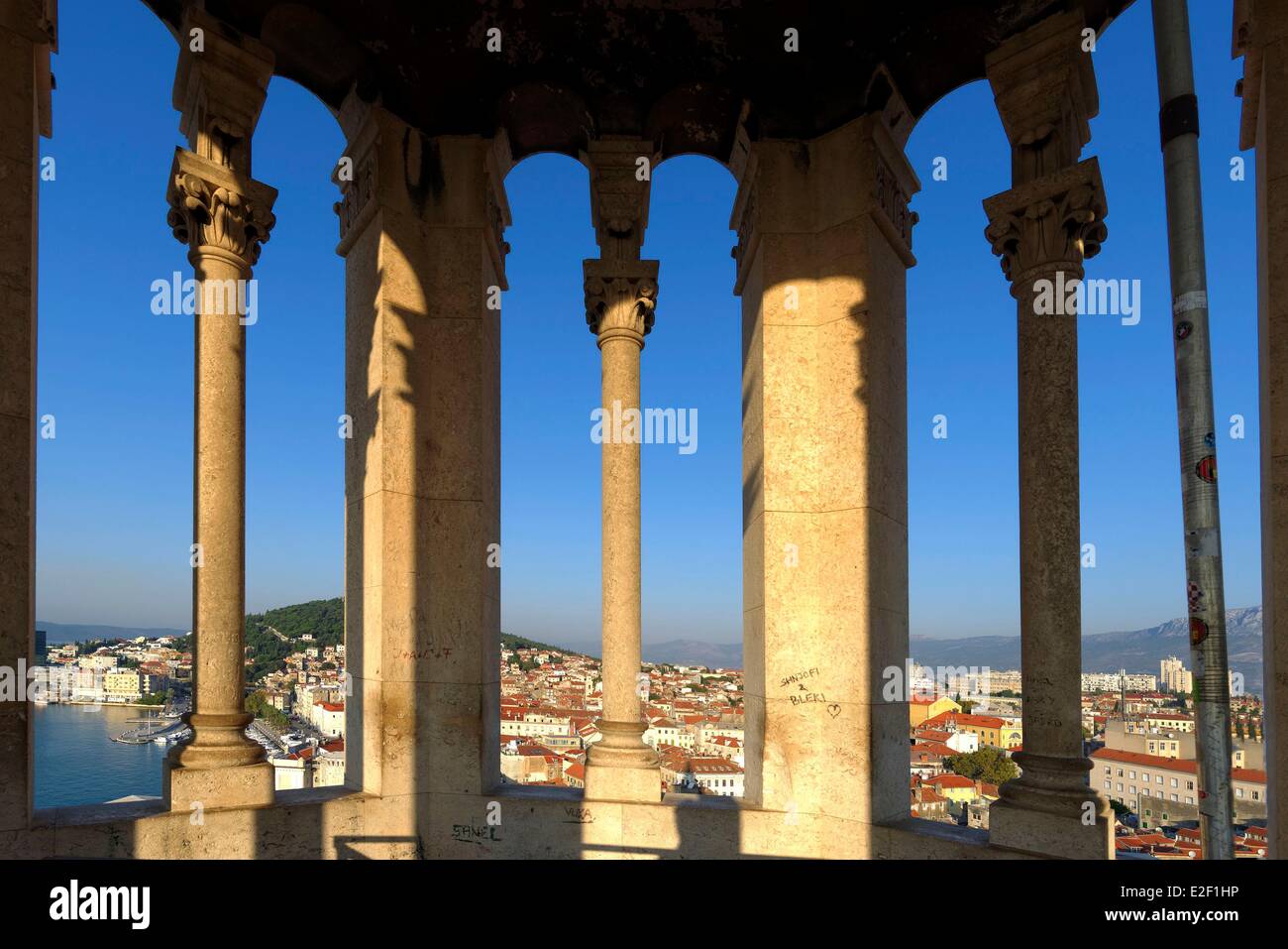 Kroatien Dalmatien Split alte Römerstadt aufgeführt als Weltkulturerbe von der UNESCO den Campanile (Glockenturm) von St. Domnius Stockfoto