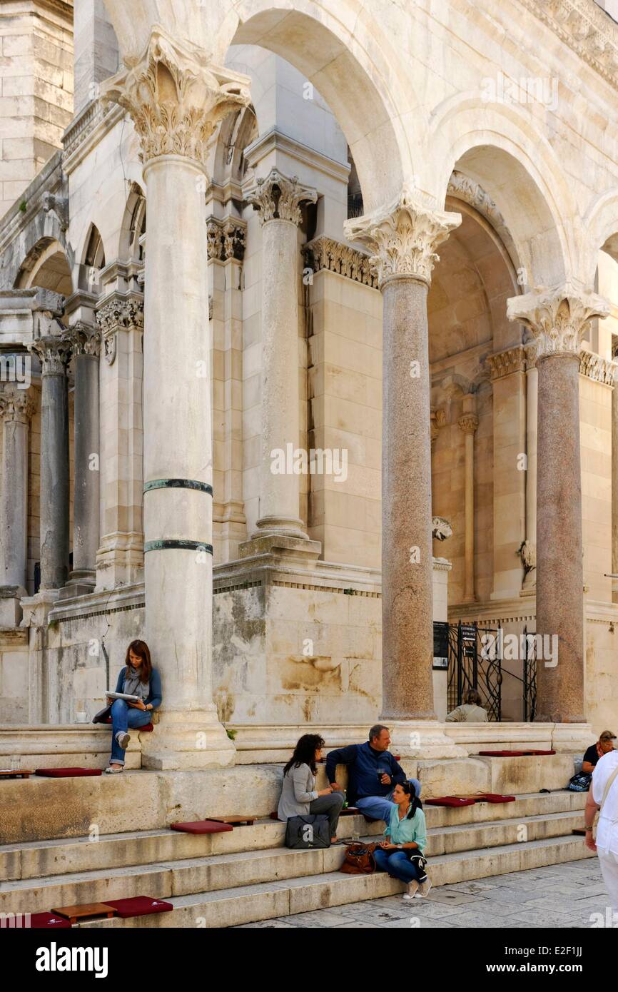 Kroatien Dalmatien Split alte römische Stadt als Weltkulturerbe der UNESCO Diokletian Palast Peristyl und dem Cafe Luxor aufgeführt Stockfoto