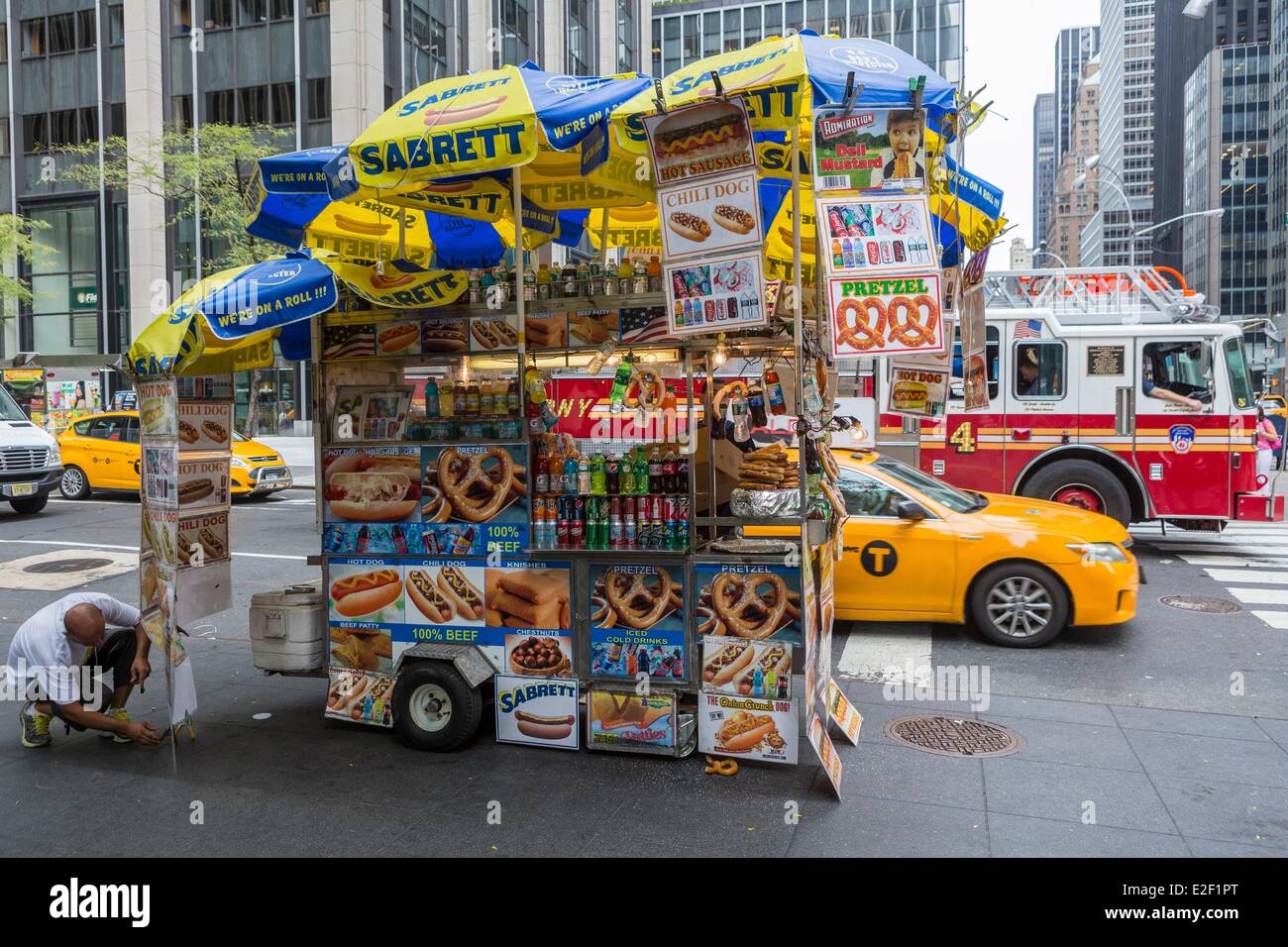 USA, New York, Manhattan, Midtown und eine Brezel und Hot-Dog Stand Stockfoto