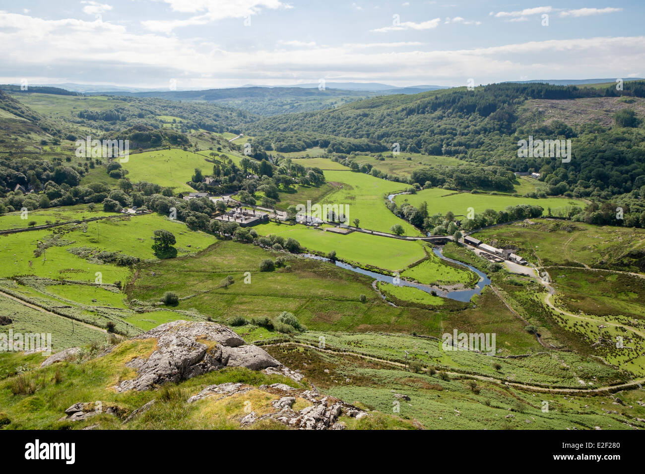 Luftaufnahme über dem Dorf und Afon Llugwy Fluss im grünen Tal Blick nach Süden vom Cefn-y-Capel Capel Curig Snowdonia Wales UK Stockfoto