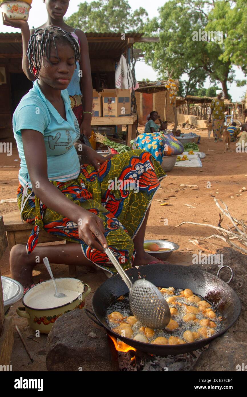Burkina Faso, Boromo Stadt, Verkauf von gebratenem Gemüse Stockfoto