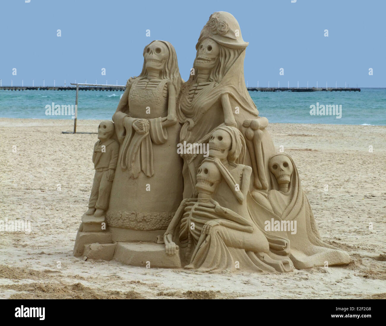 mexikanische Skelett Skulpturen aus Sand an der Playa DelCarmen in Mexiko Stockfoto