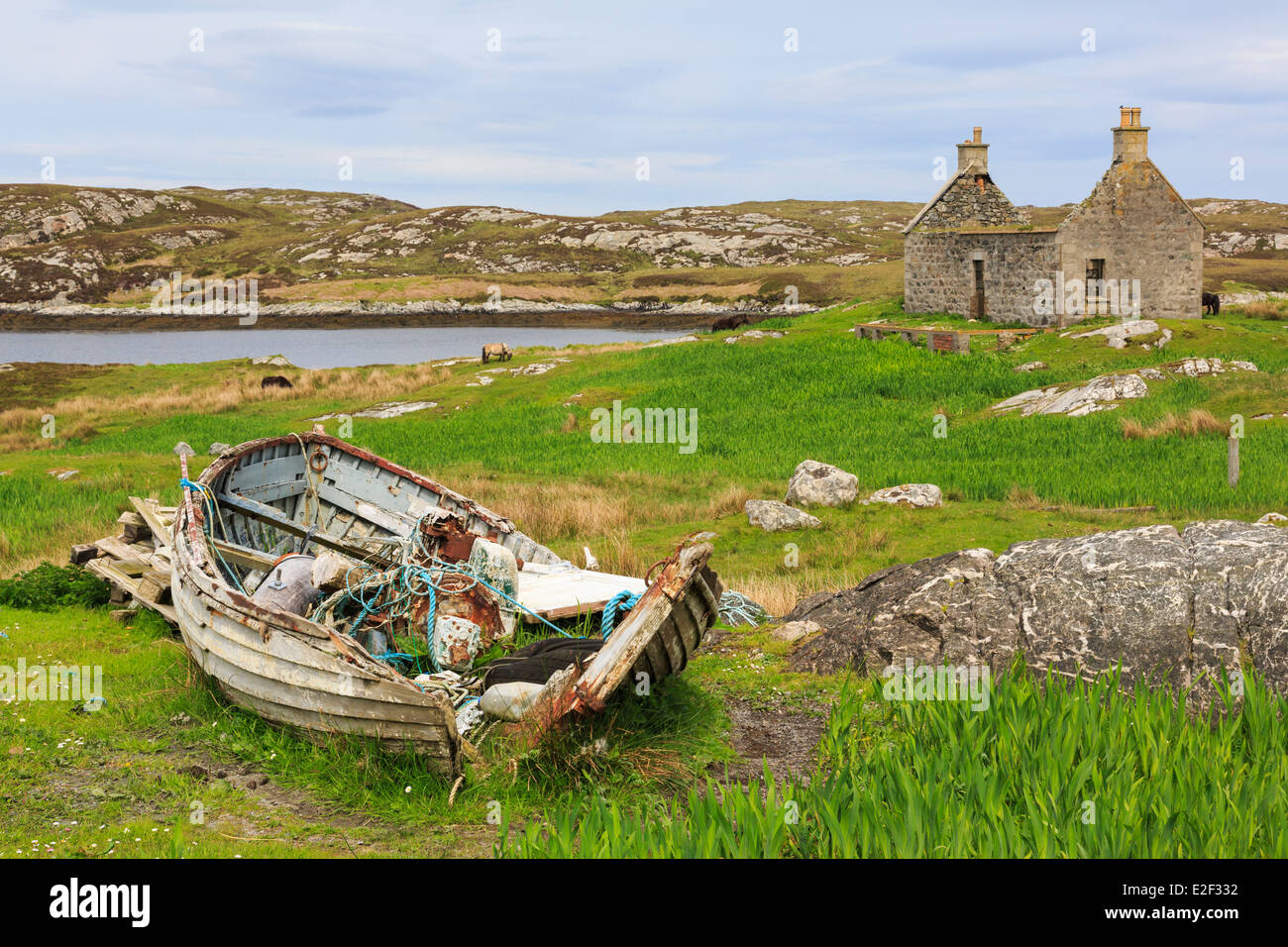 Hebridean Szene mit altes Fischerboot und Verlassenen ruiniert Croft durch Loch Sgioport South Uist Äußere Hebriden Western Isles Schottland Großbritannien Großbritannien Stockfoto