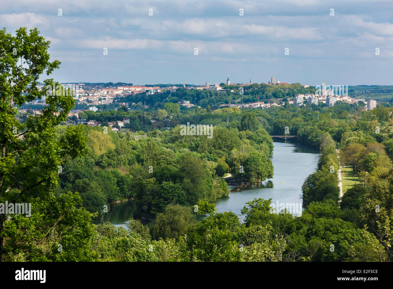 Frankreich, Charente, Angouleme, der Fluss Charente und die Stadt Stockfoto