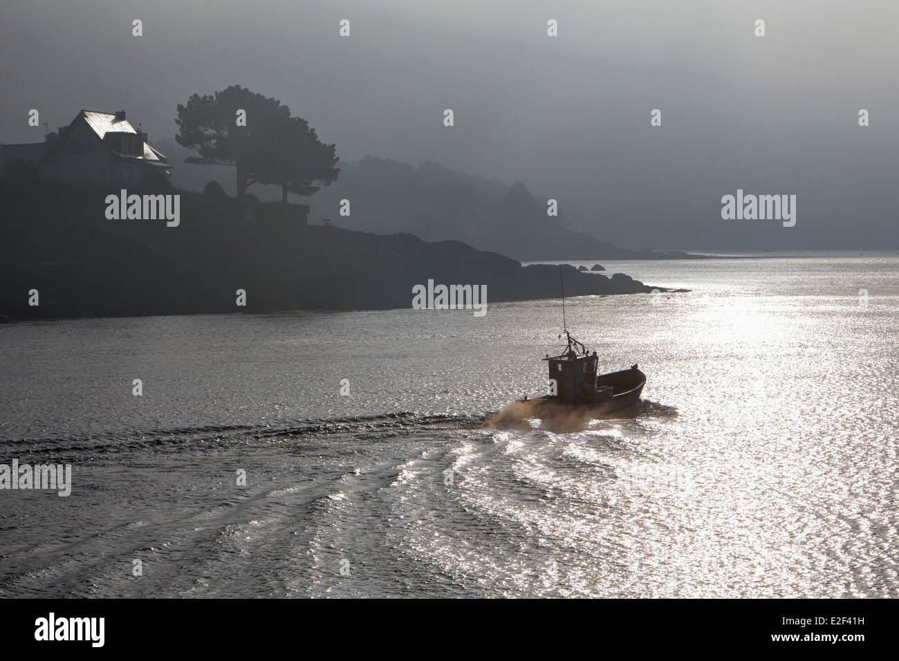 Frankreich, Finistere, Concarneau, einem kleinen Fischerboot verlässt den Hafen Stockfoto