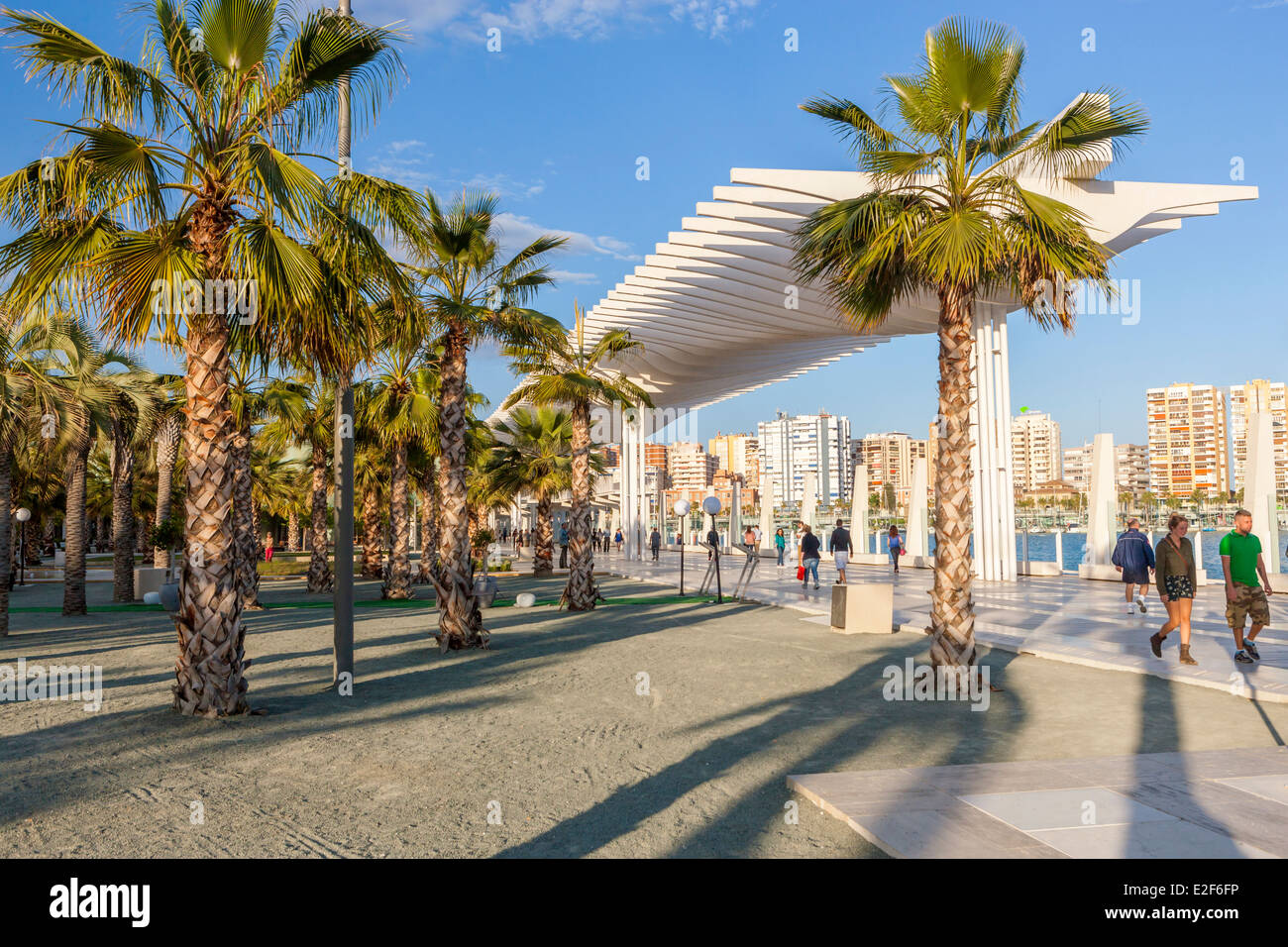 El Palmeral de Las Sorpresas Uferpromenade am Hafen, Marbella, Málaga, Costa Del Sol, Andalusien, Spanien, Europa. Stockfoto